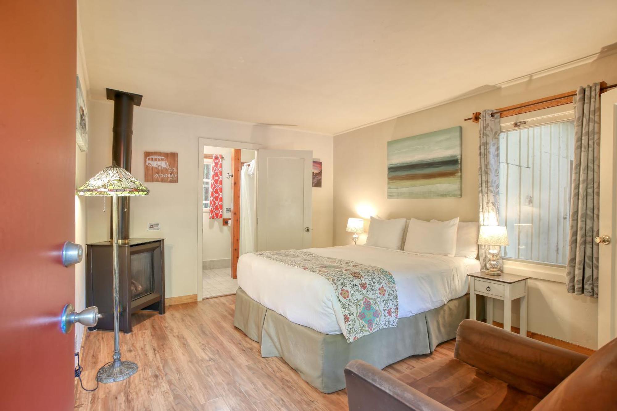 Fernwood Motel *